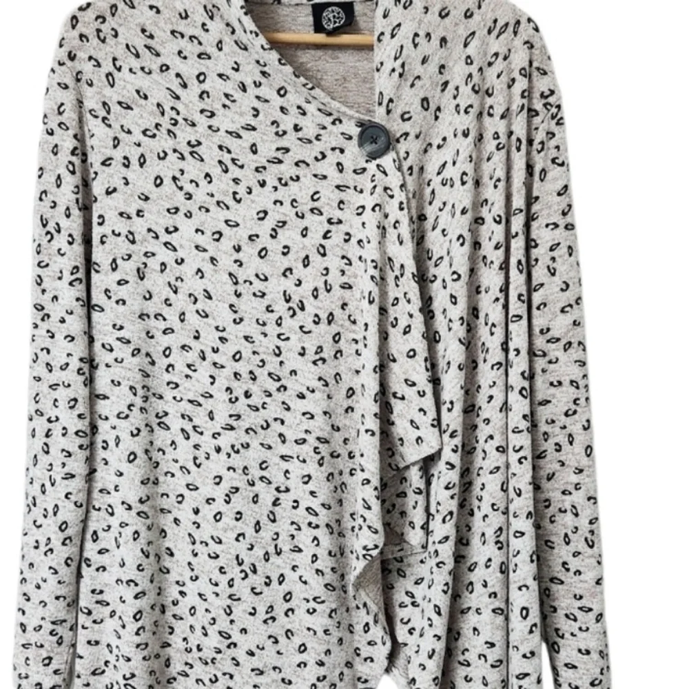 Bobeau Grey Leopard One-Button Fleece Wrap Cardigan - Picture 5 of 12